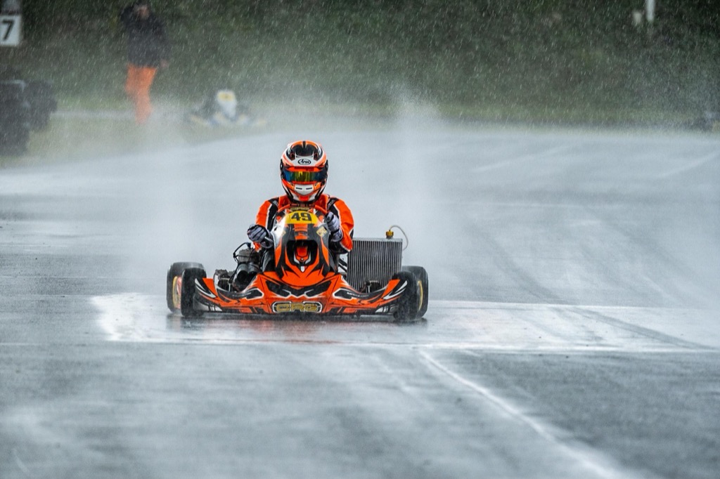 Sidst vi havde KZ2 på banen i Ikast var det til DIF DM 2023, hvor en kæmpe regnbyge ramte lige midt i finalen. Den trak Victor Wolfsohn sig sejrrigt ud af - og han er også med i weekenden i DKL.
(Foto: Niklas Majgaard)